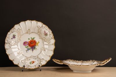 deux assiettes et un bol posés sur une table