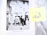 une photo d'un homme debout devant la photo d'un bâtiment