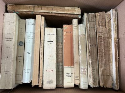 une boîte remplie de vieux livres posée sur une table