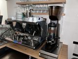 une machine à café posée sur un comptoir dans une cuisine