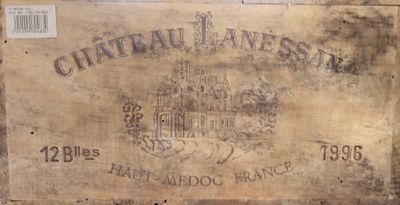 une caisse en bois sur laquelle est accrochée une pancarte indiquant « Château Lanessine »