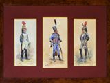 trois photos encadrées représentant des soldats en uniformes de différentes couleurs