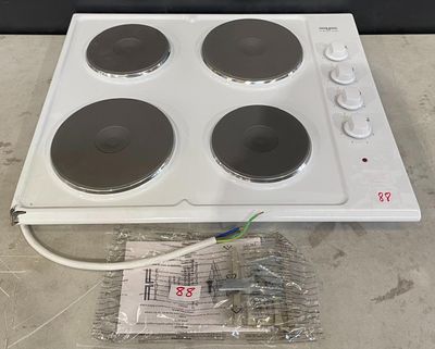 une plaque de cuisson blanche équipée de quatre feux