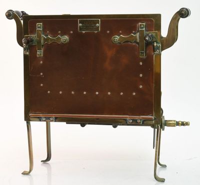 une petite boîte en bois munie de poignées métalliques, posée sur un socle