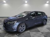 une voiture grise est garée sur le sol à carreaux d'un garage