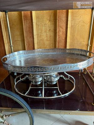 Grand chauffe-plat et deux plateaux ovales en métal argenté.