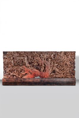 sculpture représentant un oiseau rouge perché sur une branche d'arbre
