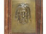 tableau représentant le visage d'un homme, dans un cadre en bois
