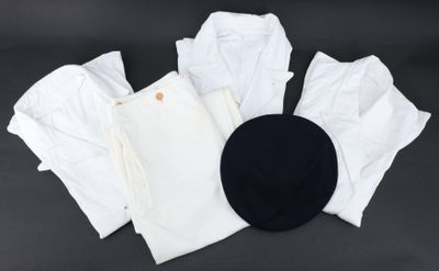 un chapeau noir posé au sommet d'une pile de vêtements blancs