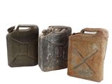 trois jerrycans sont alignés les uns à côté des autres sur un fond blanc