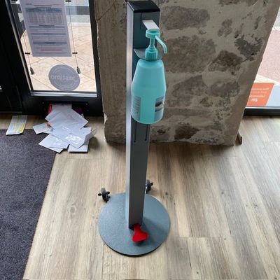un vaporisateur bleu posé sur un support métallique