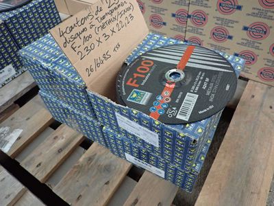 une boîte contenant un disque, posée sur une palette