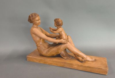 Jean MAY (XXème siècle) Femme à l'enfant. Groupe en terre cu…