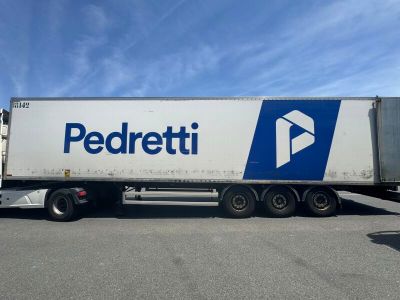 un semi-remorque arborant le logo Pedretti sur le côté