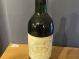 une bouteille de vin posée sur une table