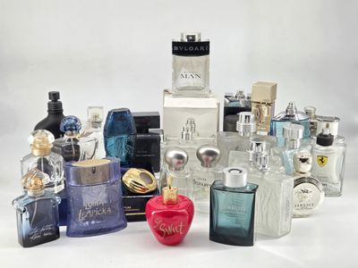 PARFUMS. Importante réunion de flacons vides, certains avec …