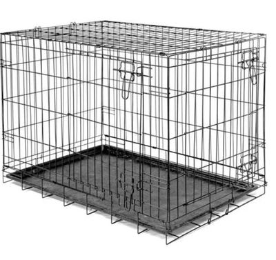 une cage pour chien en métal noir dont la porte est ouverte