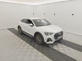 un SUV Audi blanc garé dans un garage au sol carrelé