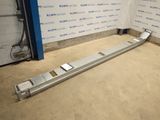 un gros plan sur un morceau de métal dans une pièce