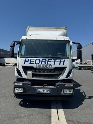 un camion qui est garé dans un parking