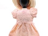 une robe rose et un chapeau sur un mannequin, sur fond blanc