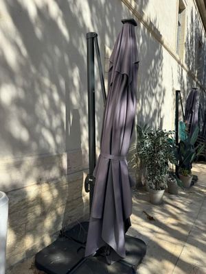 un parapluie posé dehors, sur le trottoir