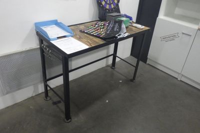 une petite table sur laquelle se trouvent un clavier et un téléphone portable