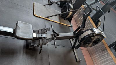 a machine that is sitting on the floor in the gym