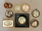 beaucoup de photos encadrées sur le mur de cette pièce