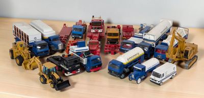 beaucoup de petits camions jouets posés sur la table