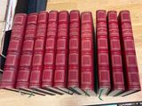 plusieurs livres rouges empilés sur une table