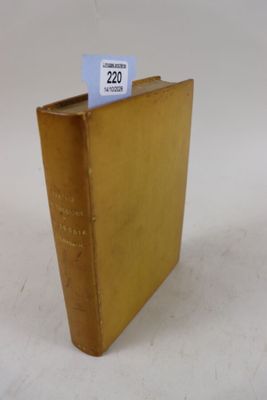 un livre sur lequel est posée une étiquette de prix, posé sur une table