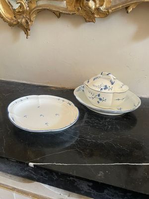 deux assiettes et un bol posés sur une table