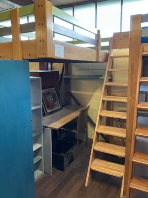 une pièce dans laquelle se trouvent une échelle et un bureau