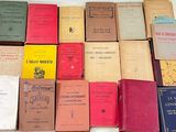 un grand nombre de vieux livres posés sur la table