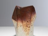 un vase brun et blanc posé sur une table