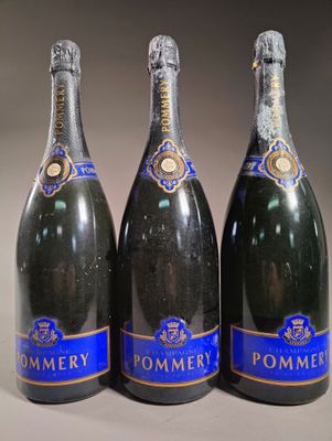 trois bouteilles de champagne posées côte à côte sur une table