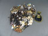 un tas d'objets divers posés sur une table