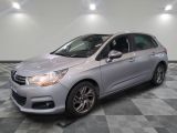 la voiture argentée est garée dans le garage sur un sol en damier