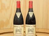 deux bouteilles de vin posées sur un tonneau