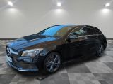 une Mercedes CLA noire garée sur un sol en carrelage à damier