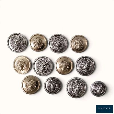 six types différents de boutons en forme de tête de lion sur un fond blanc