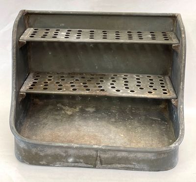 Egouttoir en zinc présentant deux grilles ajourées - Vers 19…