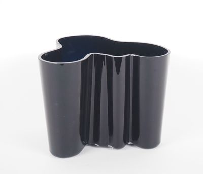 une image d'un vase noir sur fond blanc
