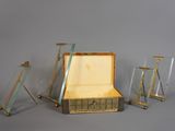 une petite boîte ouverte posée sur une table, à côté de trois petits tabourets