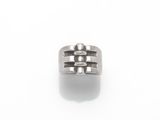 gros plan d'une bague en argent sur une surface blanche