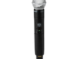 Le microphone est noir et comporte un fil argenté sur le dessus.