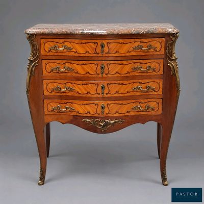 une commode ancienne avec dessus en marbre