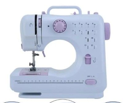 une machine à coudre posée sur une table
