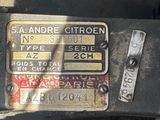 un gros plan d'une moto avec une plaque d'immatriculation